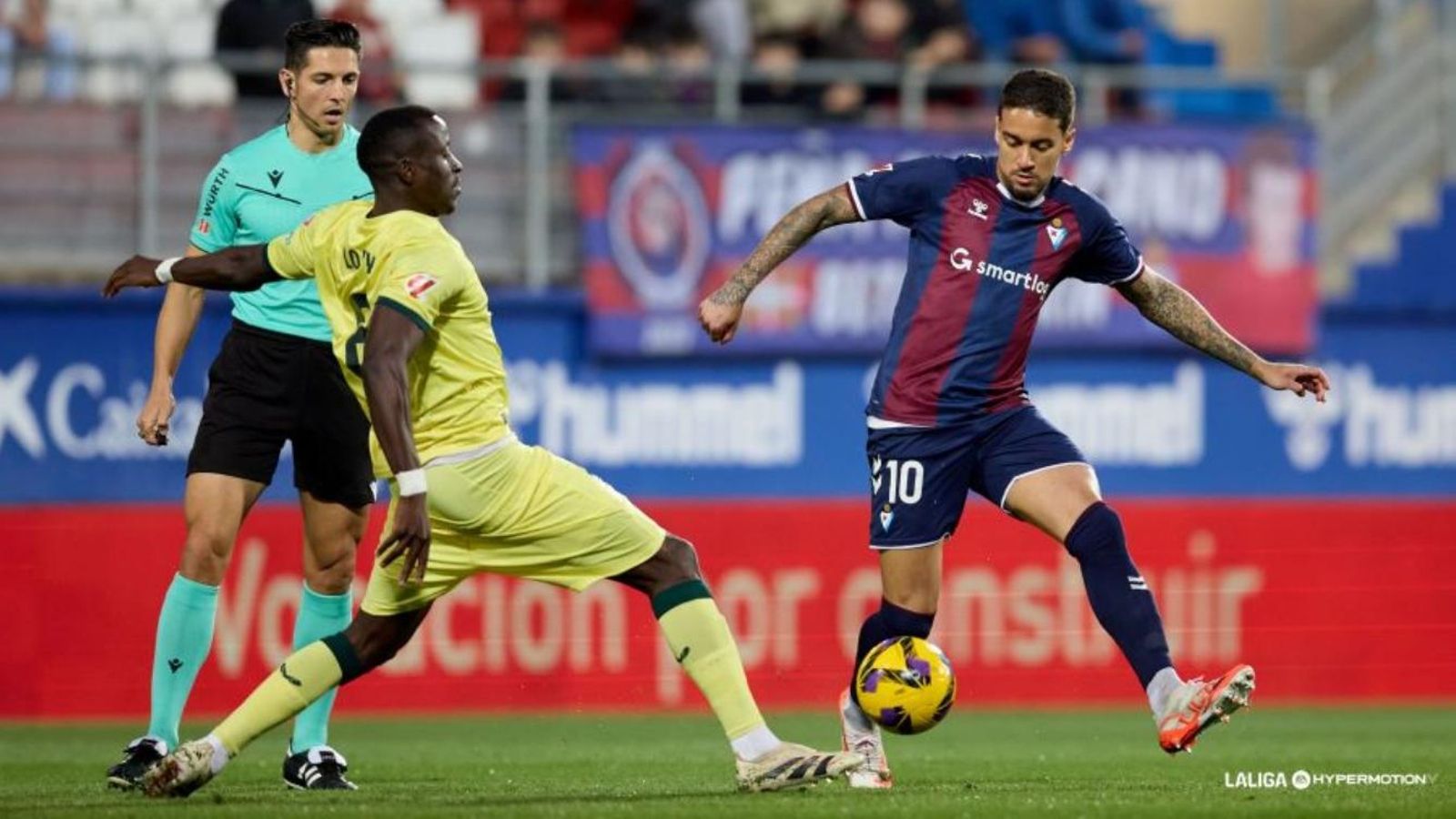 Lopy y Matheus luchan por hacerse con la posesión del balón.