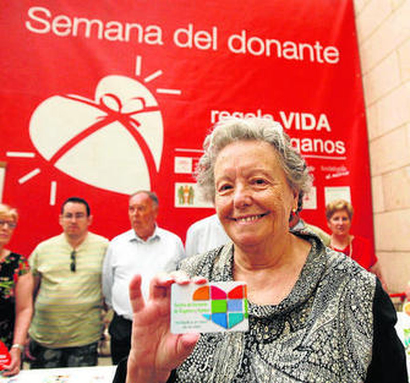 La actriz María Galiana, ayer en el hospital con su carnet de donante.