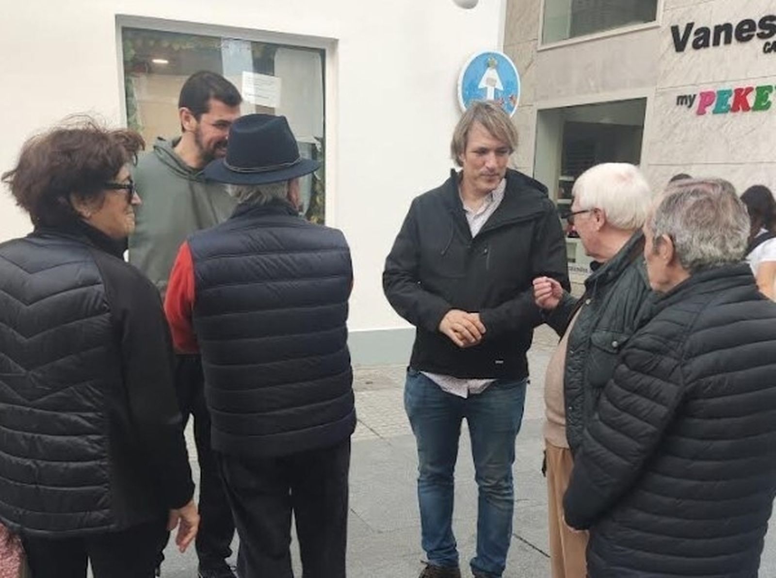 El vecino de Madrid pasea por Cádiz. Habrá venido de vacaciones