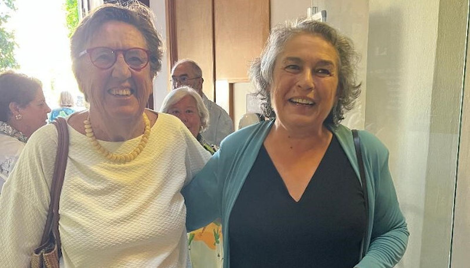 La pintora Carmen Bustamante con Elena Angulo, durante la muestra en la Fundación Cajasol.