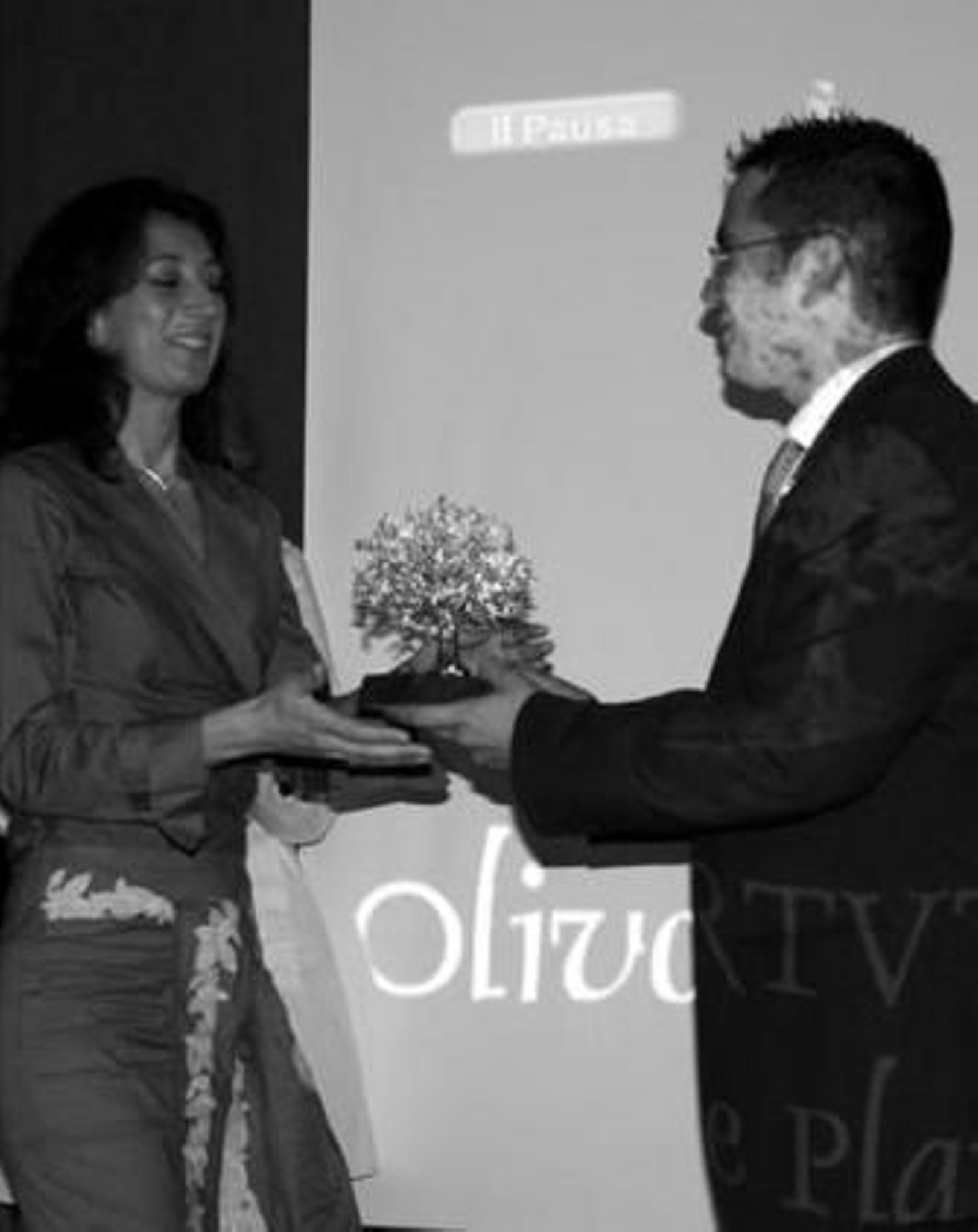 Ángeles Rondón recibe el Olivo de Plata de manos de Antonio López.