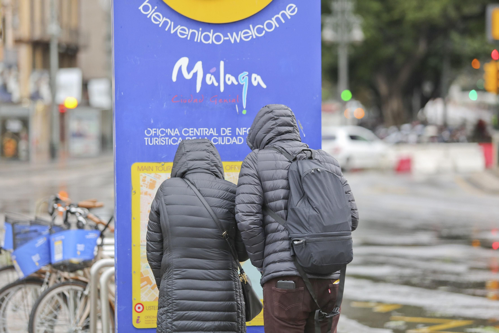 Una pareja contempla un mapa turístico el pasado mes de diciembre.