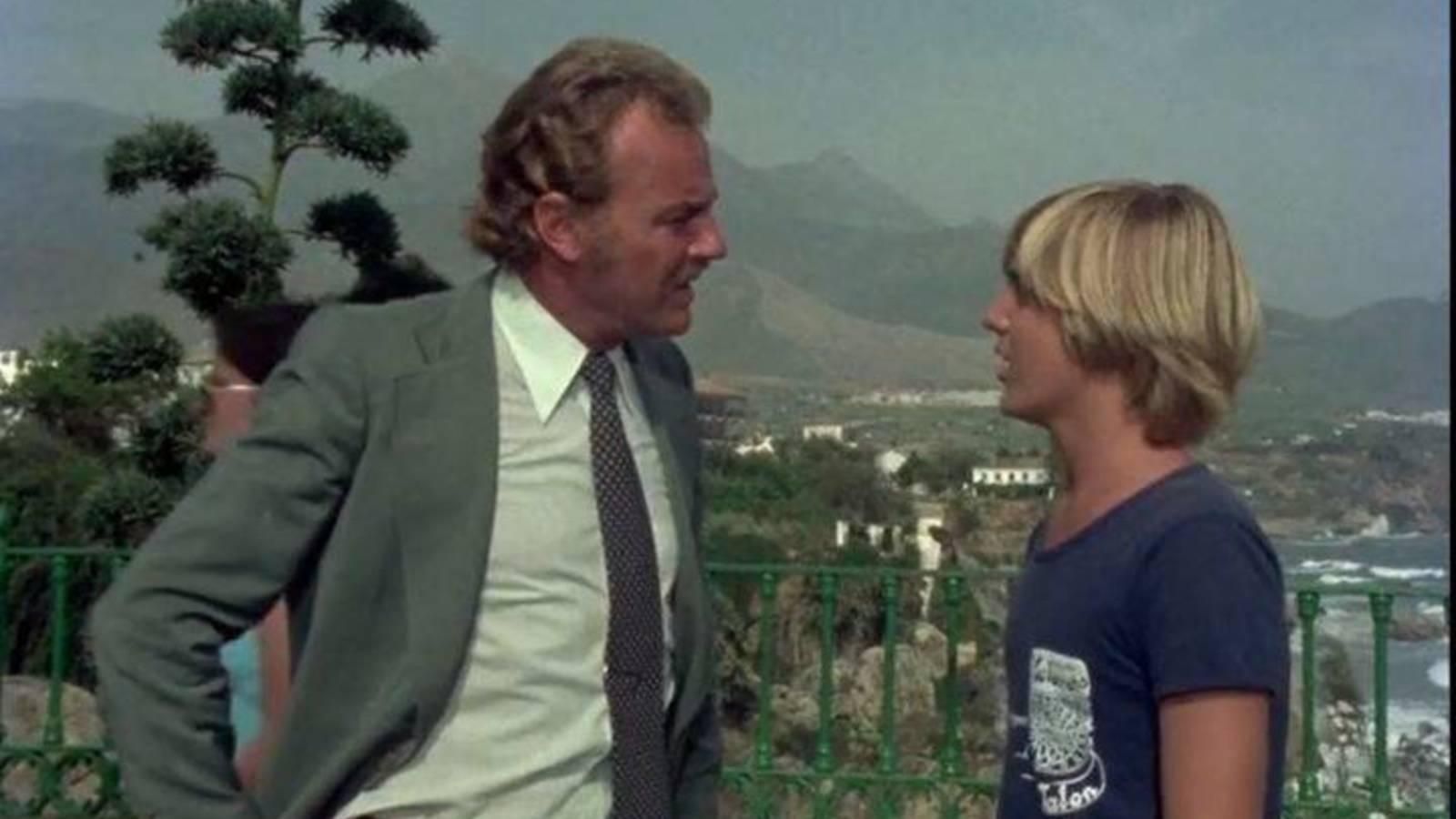 Manuel Gallardo, en el papel del padre de Javi (Juanjo Artero), en 'Verano azul'.