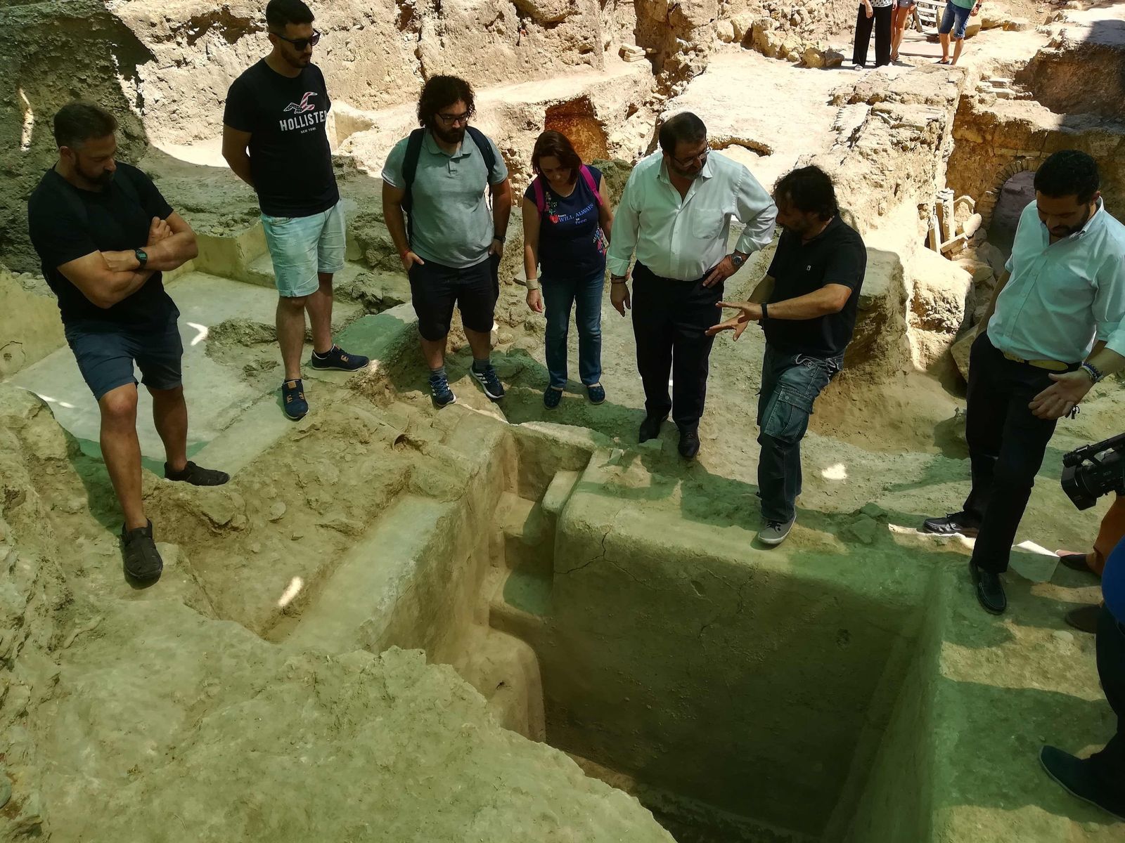 Alumnos y arqueólogos, en el yacimiento.