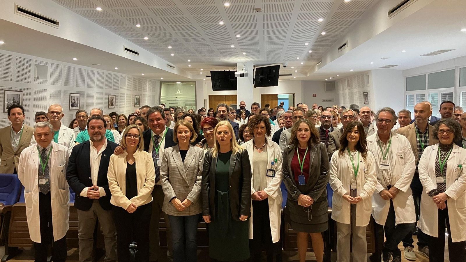 Foto de grupo, durante la presentación del nuevo gerente del HUPM