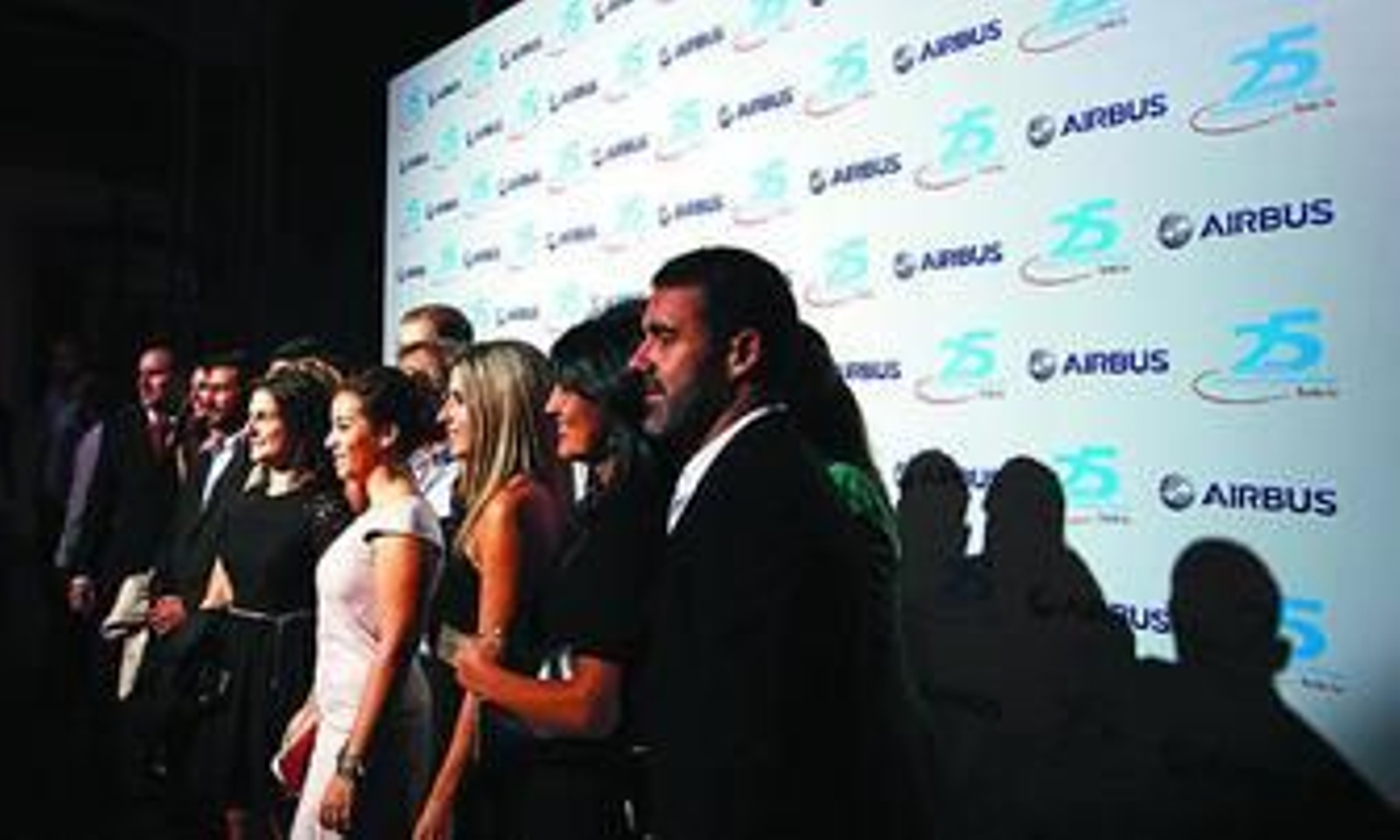 Un grupo de trabajadores de Airbus, en el patio del Palacio de Congresos.