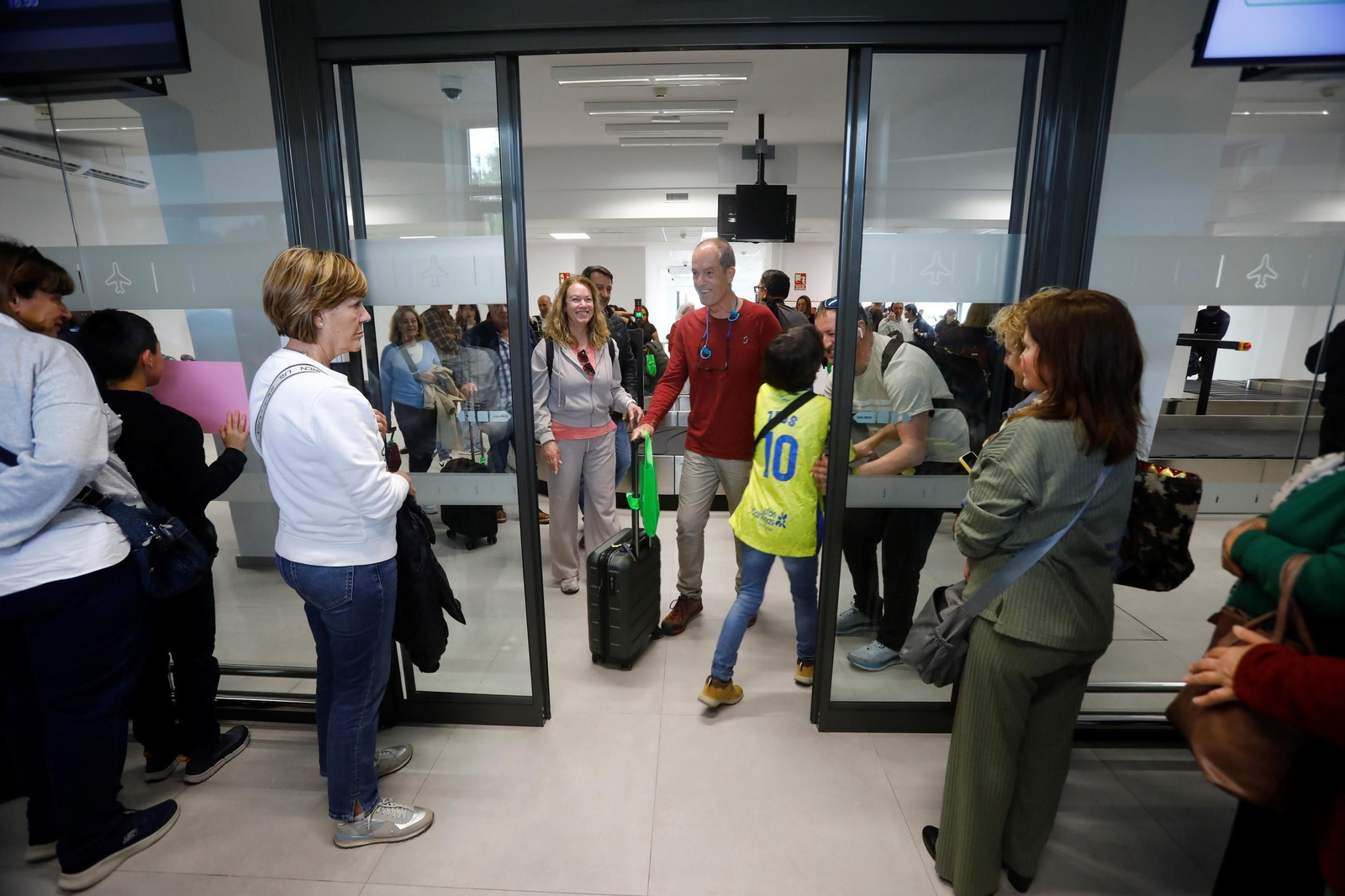 El aeropuerto de Córdoba recibe el primer vuelo de Binter desde Canarias, en imágenes