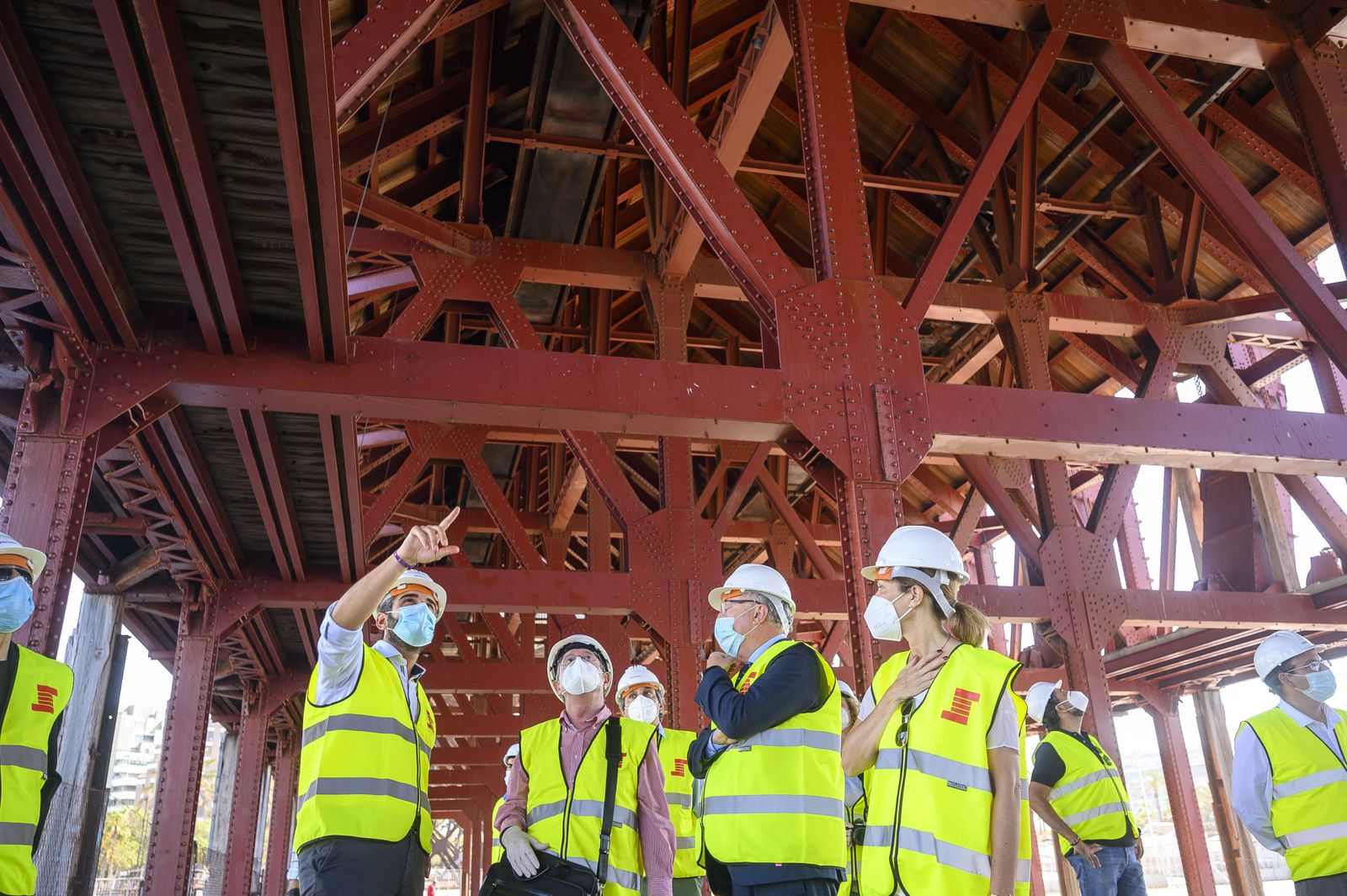 El alcalde, De Torres, Jesús Caicedo y Ana Martínez, junto a los representantes de la UTE adjudicataria de las obras.