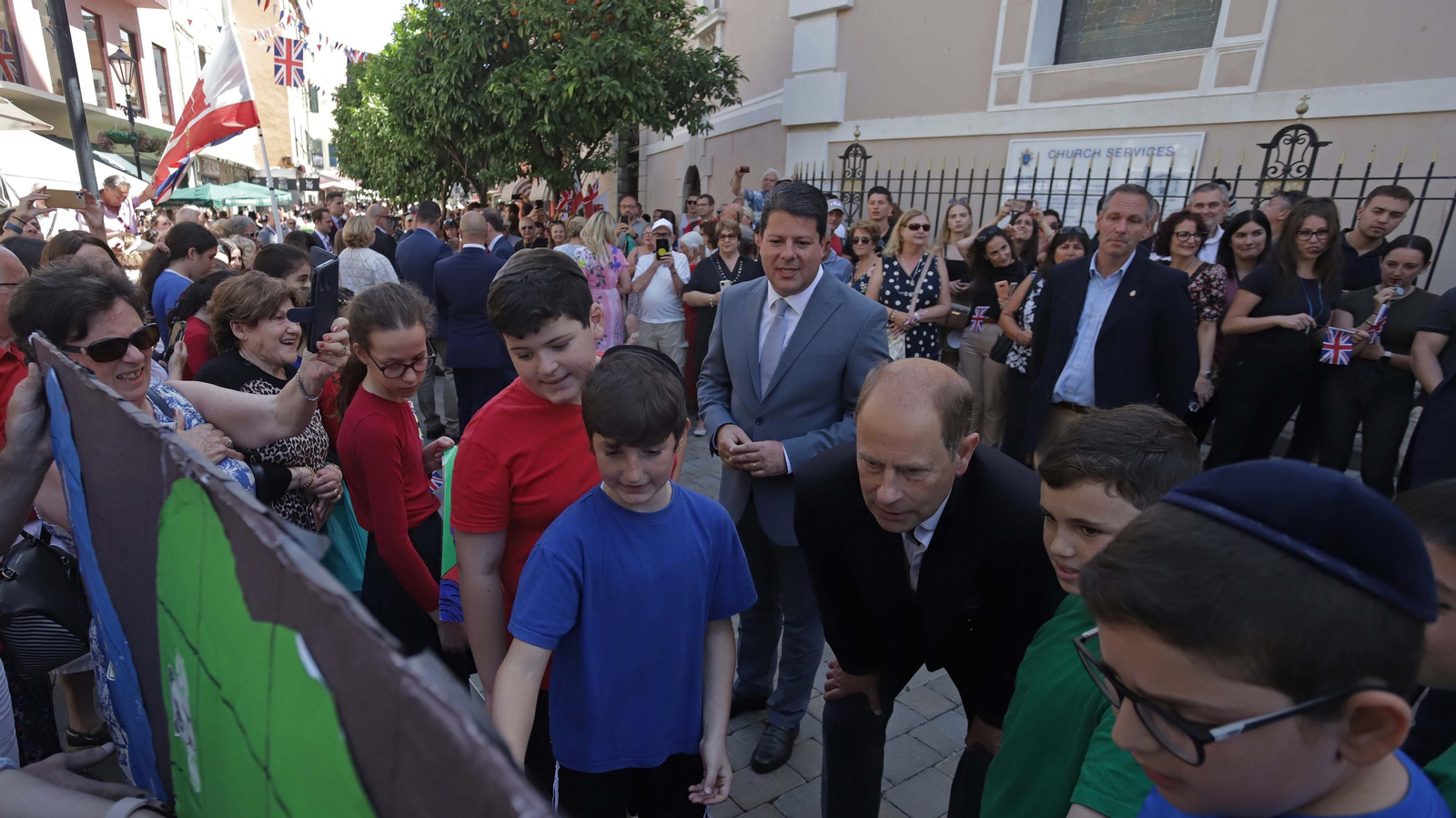 Fotos del paseo de los condes de Wessex por Main Street en Gibraltar