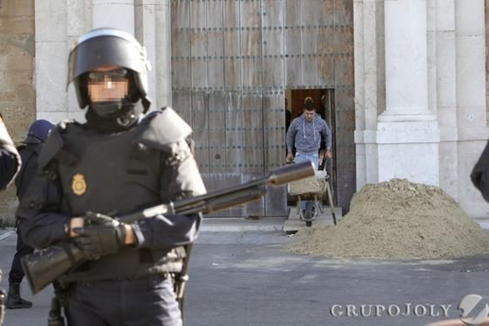 Policía Nacional y antidisturbios desalojan el edificio de Valcárcel. 

Foto: Lourdes de Vicente, Javier González y Jesús Marín