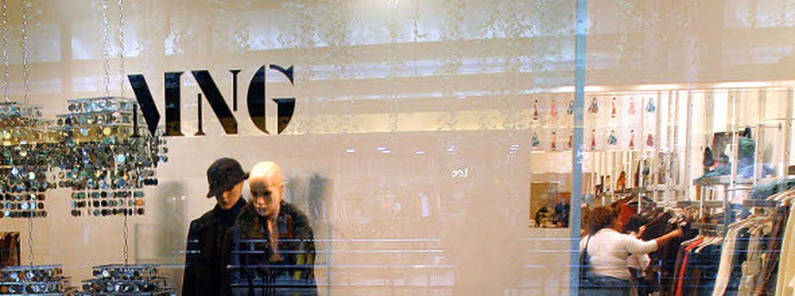 Varios modelos durante el desfile de Mango en la 080 Fashion Week.  EFE/Susanna Sáez