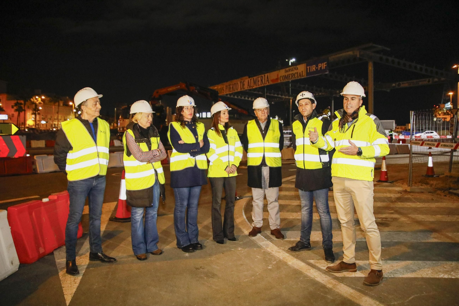 Las imágenes del derribo de la marquesina de la entrada al Puerto de Almería