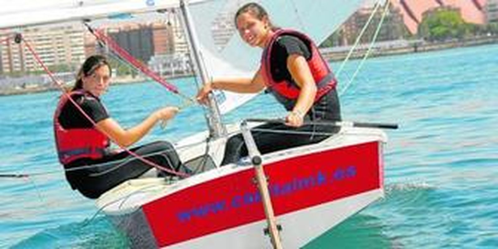 Las hermanas Hernández de la Higuera (Ángela a la izquierda y Marta a la derecha), en un entrenamiento en aguas de la bahía almeriense.