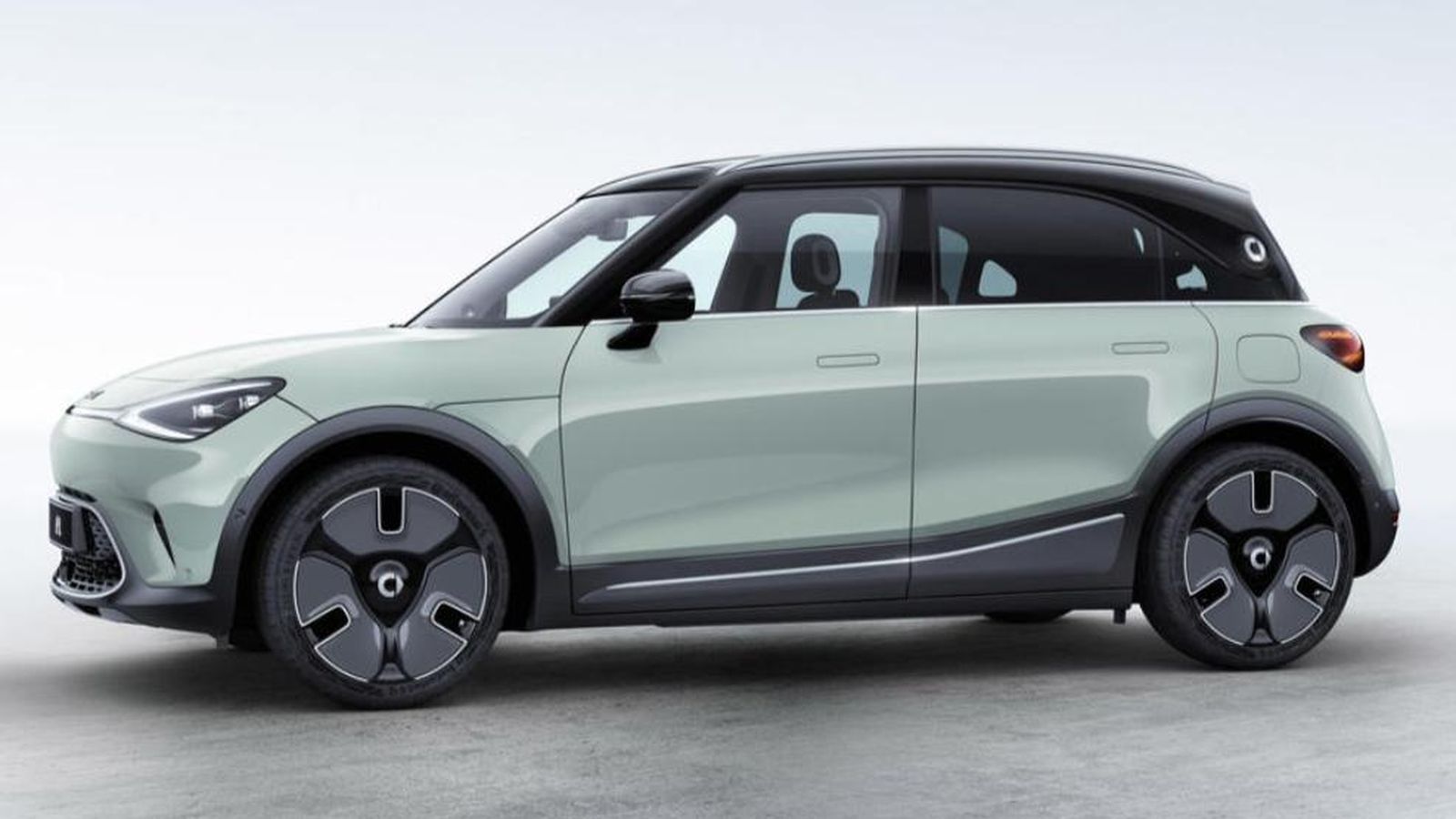 Proporcionalmente para su longitud, la distancia entre ejes es considerable. Esto debe ofrecer un espacio longitudinal muy amplio.