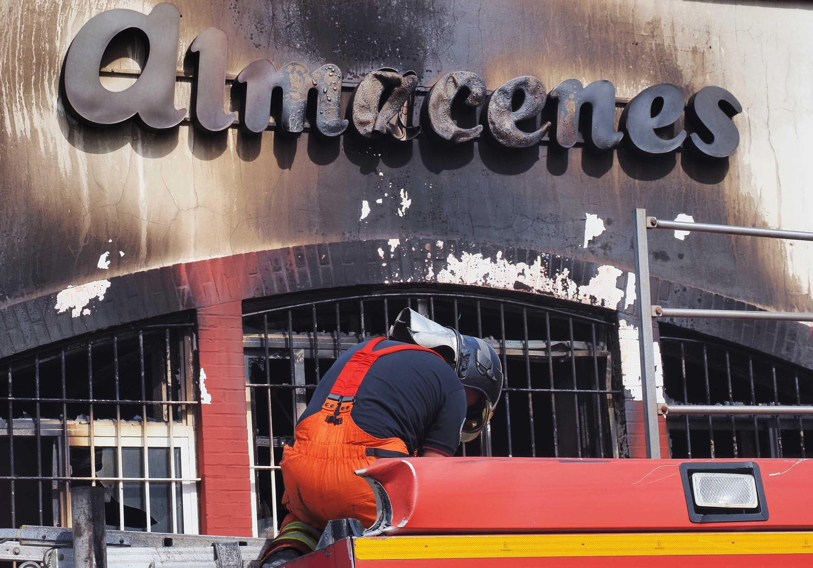 Así han quedado las naves industriales del polígono pesquero de Isla Cristina tras el incendio Así han quedado las naves industriales del polígono pesquero de Isla Cristina tras el incendio