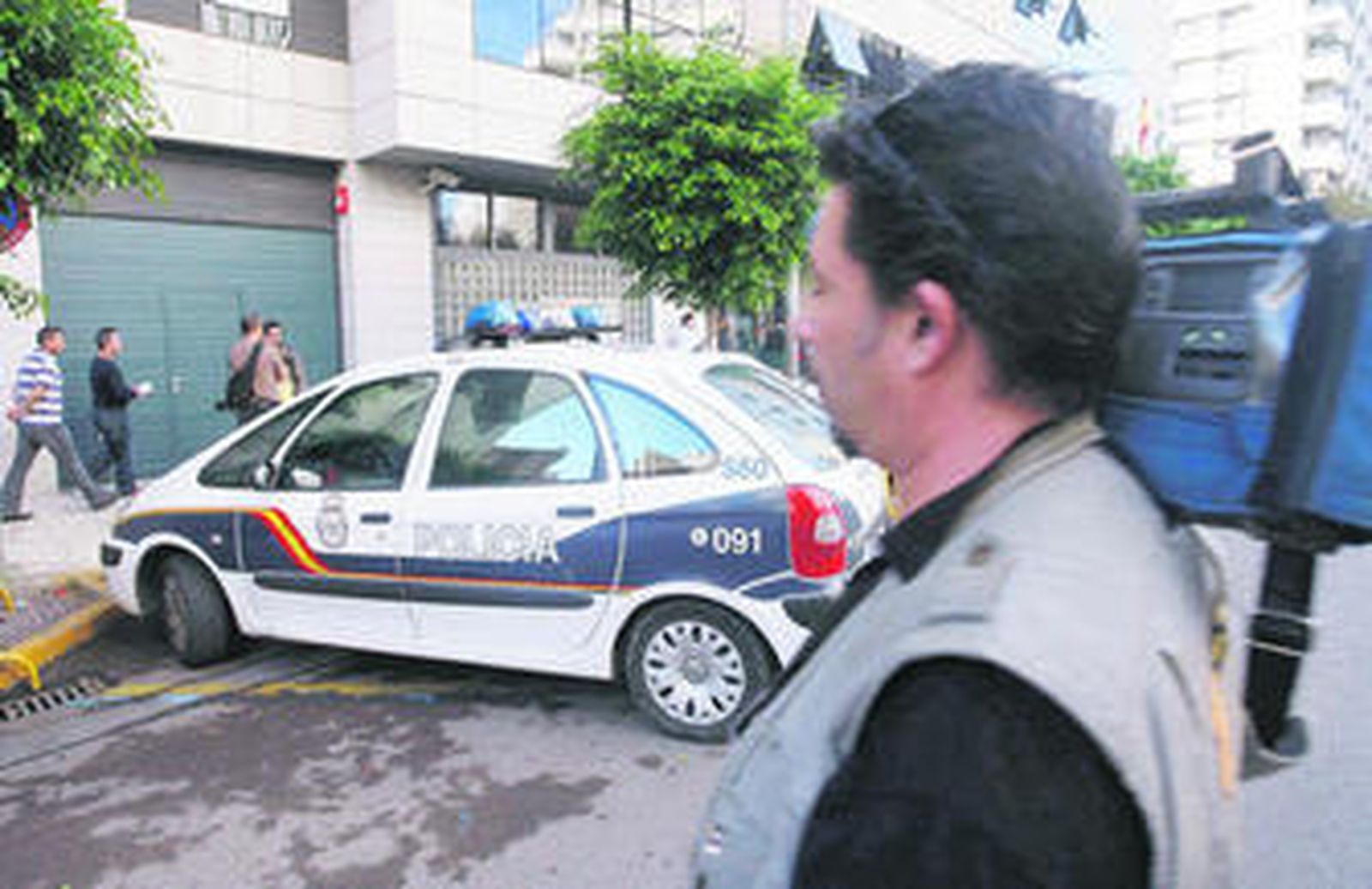 Un reportero de televisión monta guardia ante los juzgados de Almería, donde los detenidos prestaban declaración ayer.