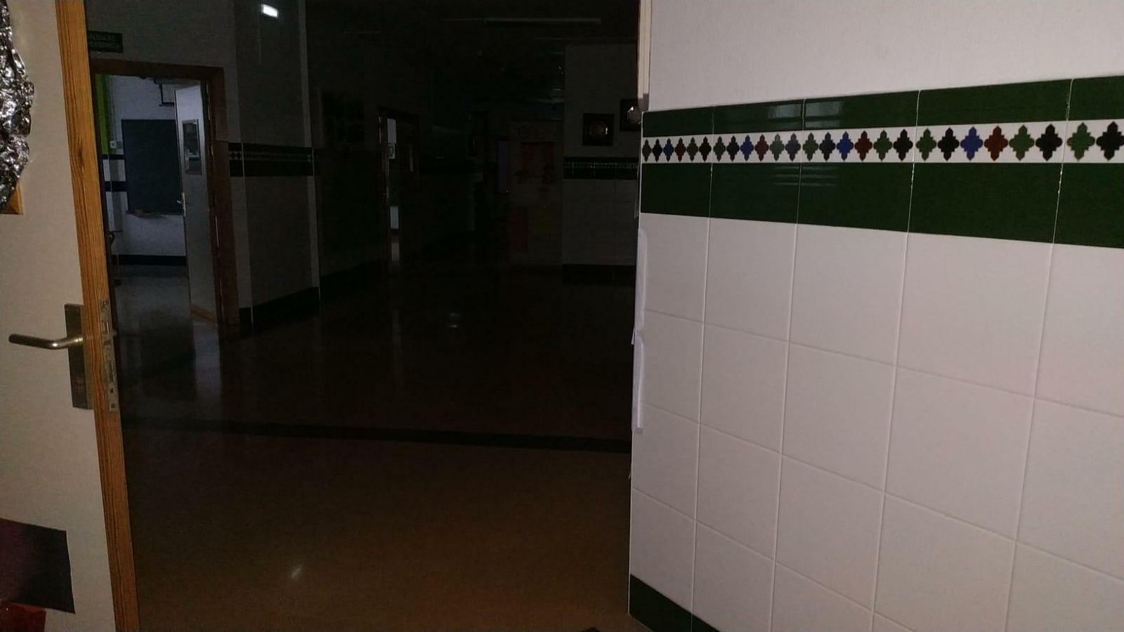 Interior de las clases sin luz.