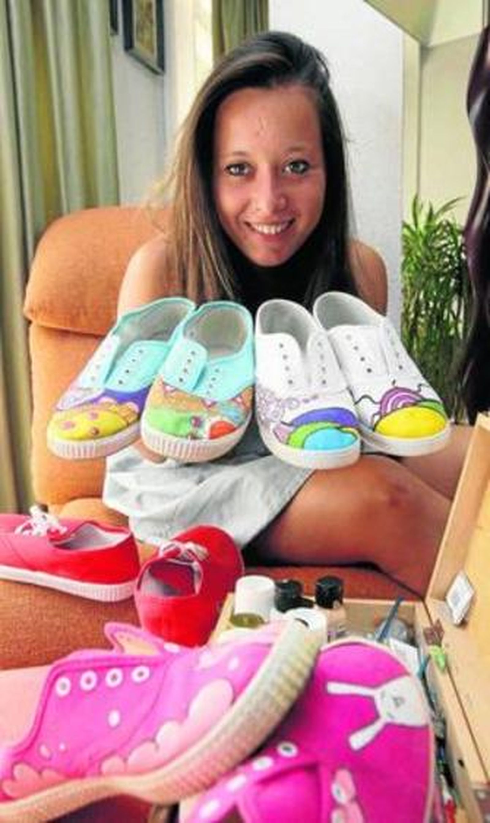 Carmen González muestra algunas de las zapatillas que realiza.