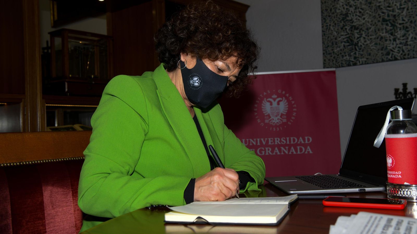 La rectora de la UGR, Pilar Aranda, en su despacho en el Hospital Real.