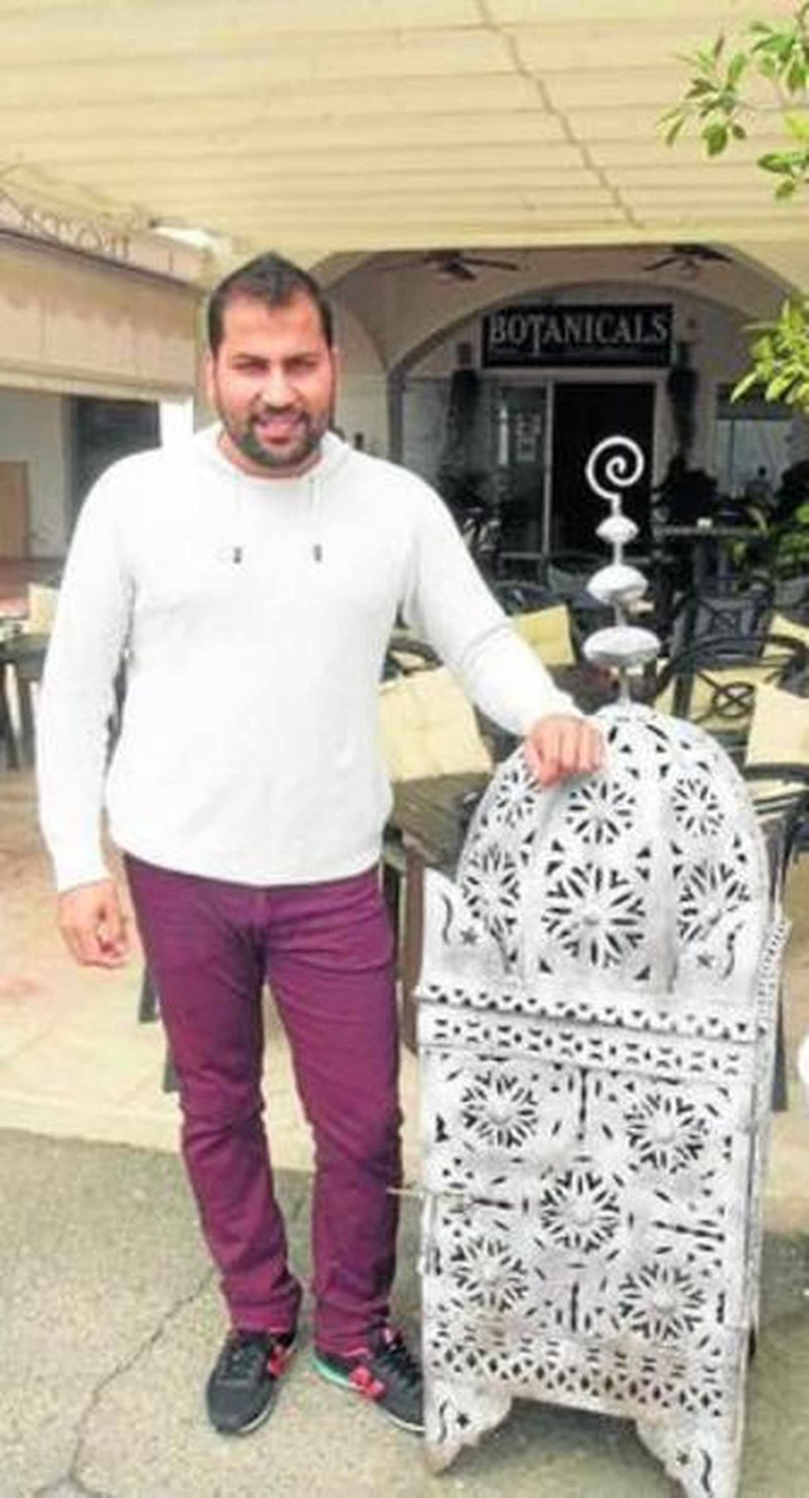 Jesús Cortés en el puerto deportivo de Aguadulce.