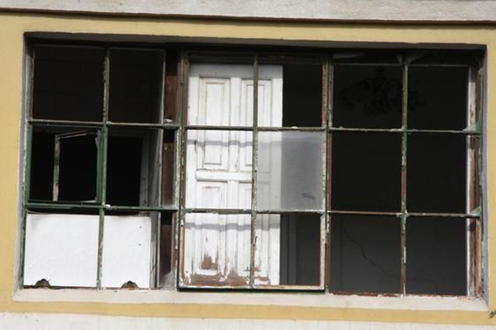 Detalle de una de las cristaleras totalmente deteriorada.

Foto: B. Vargas