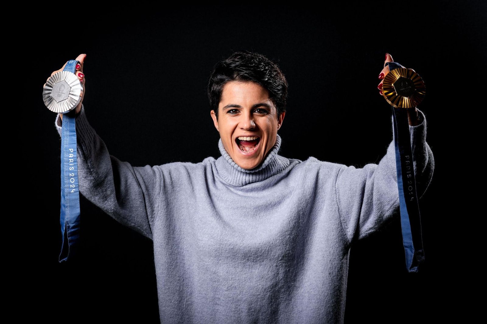 María Pérez posa con sus dos medallas logradas en París en 2024.