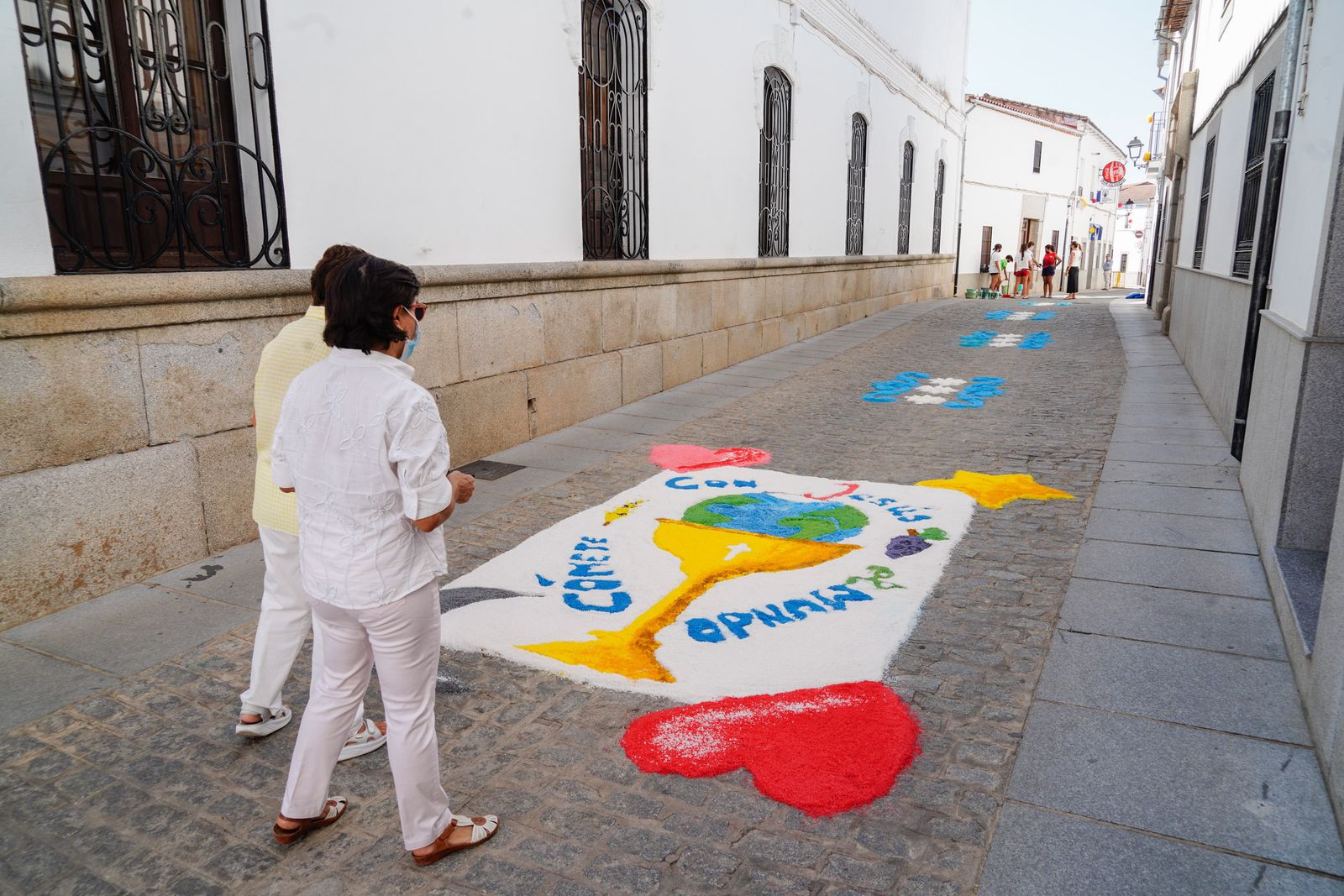 Las alfombras de Dos Torres por San Roque, en imágenes.