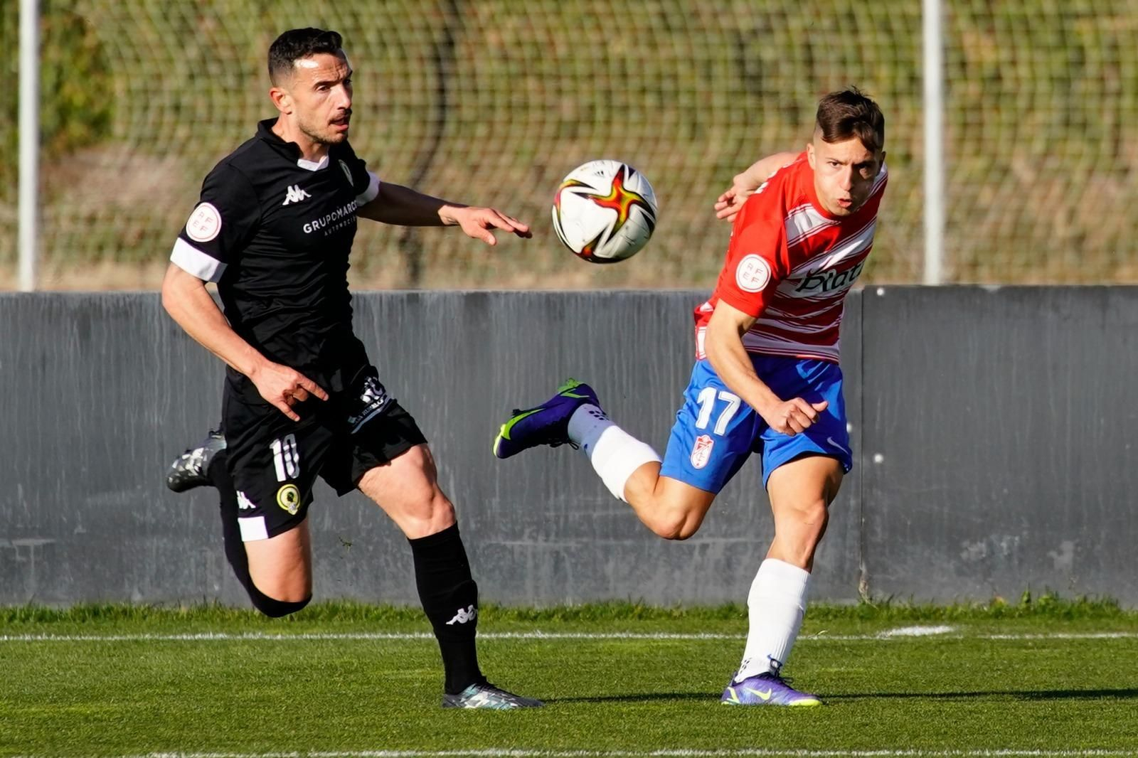 Bryan intenta un centro al área.