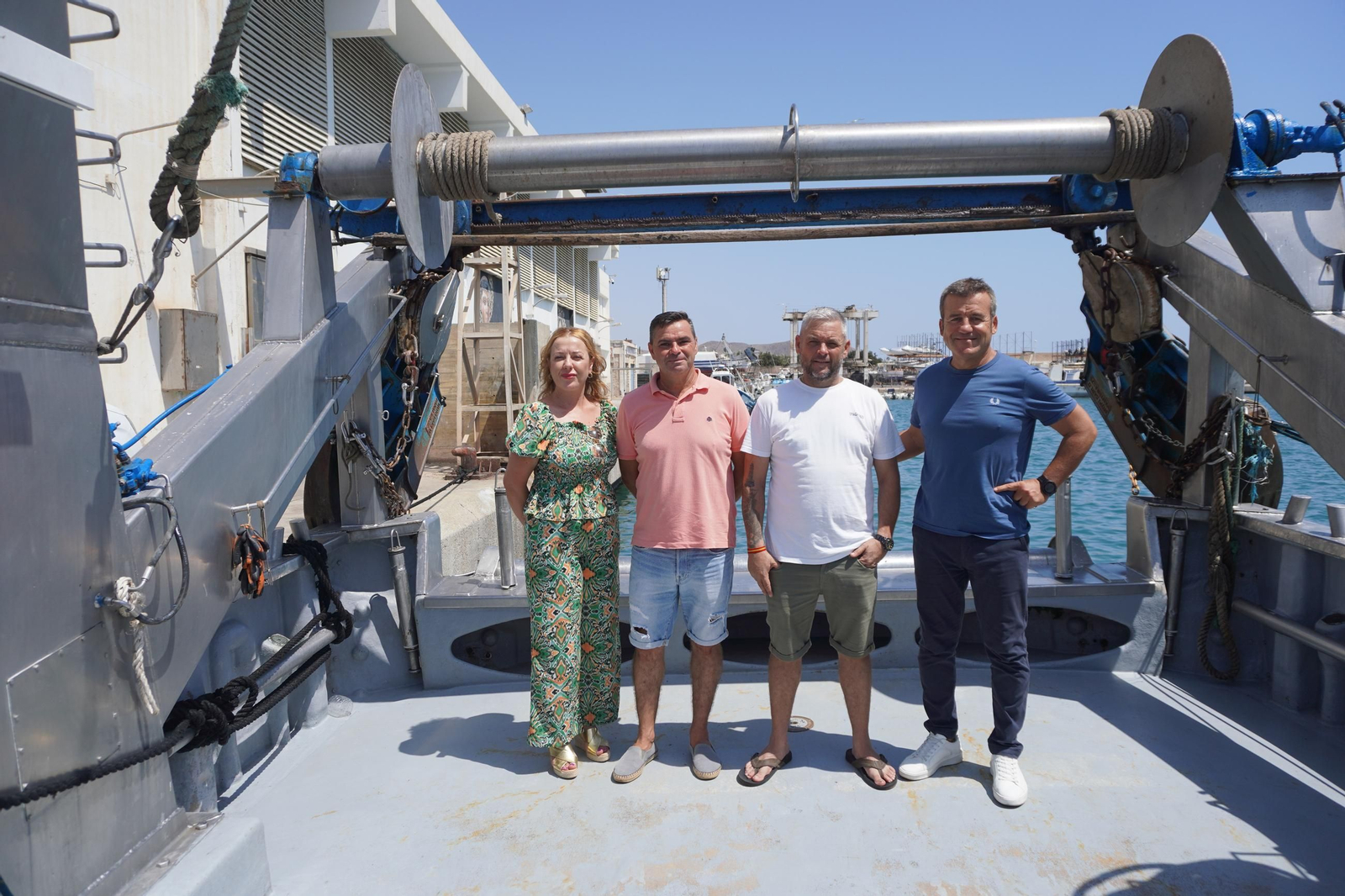 El alcalde, a la derecha, con el patron armador en el barco que llevará a la Virgen.