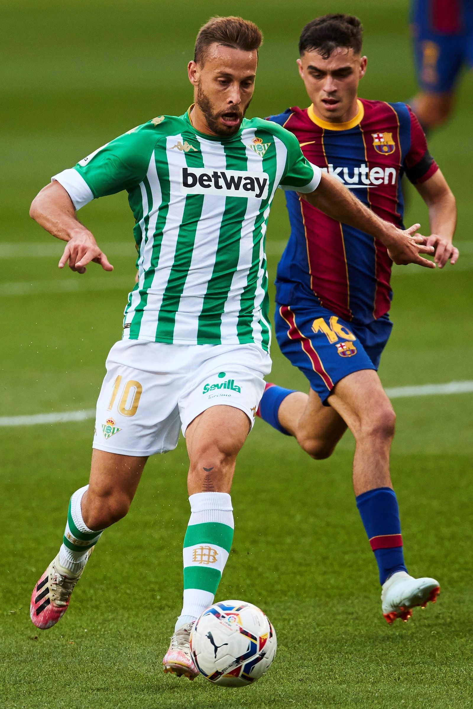 Canales y Pedri, en un lance del partido.