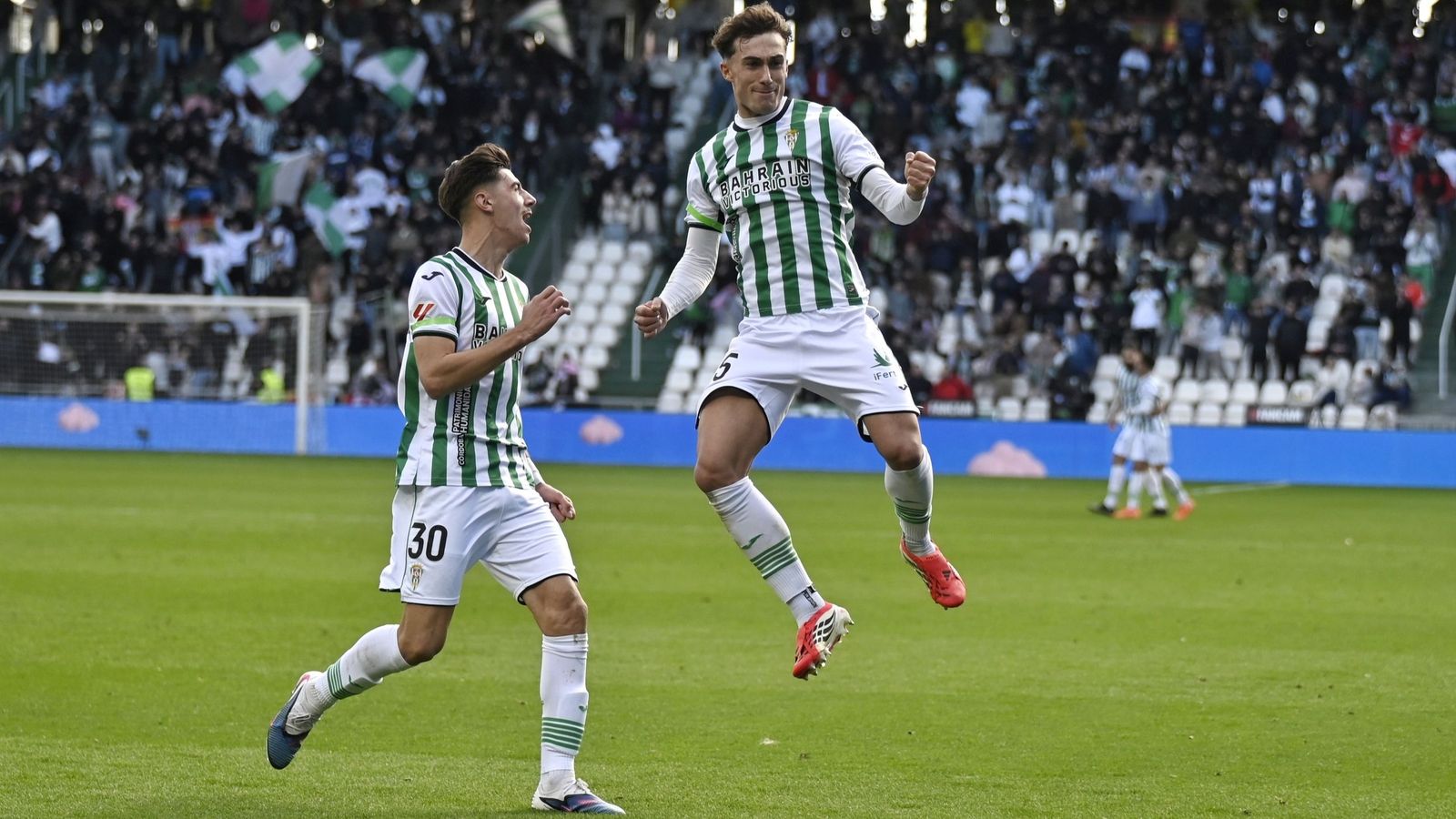 Mikel Goti celebra el 2-0 junto a Requena.