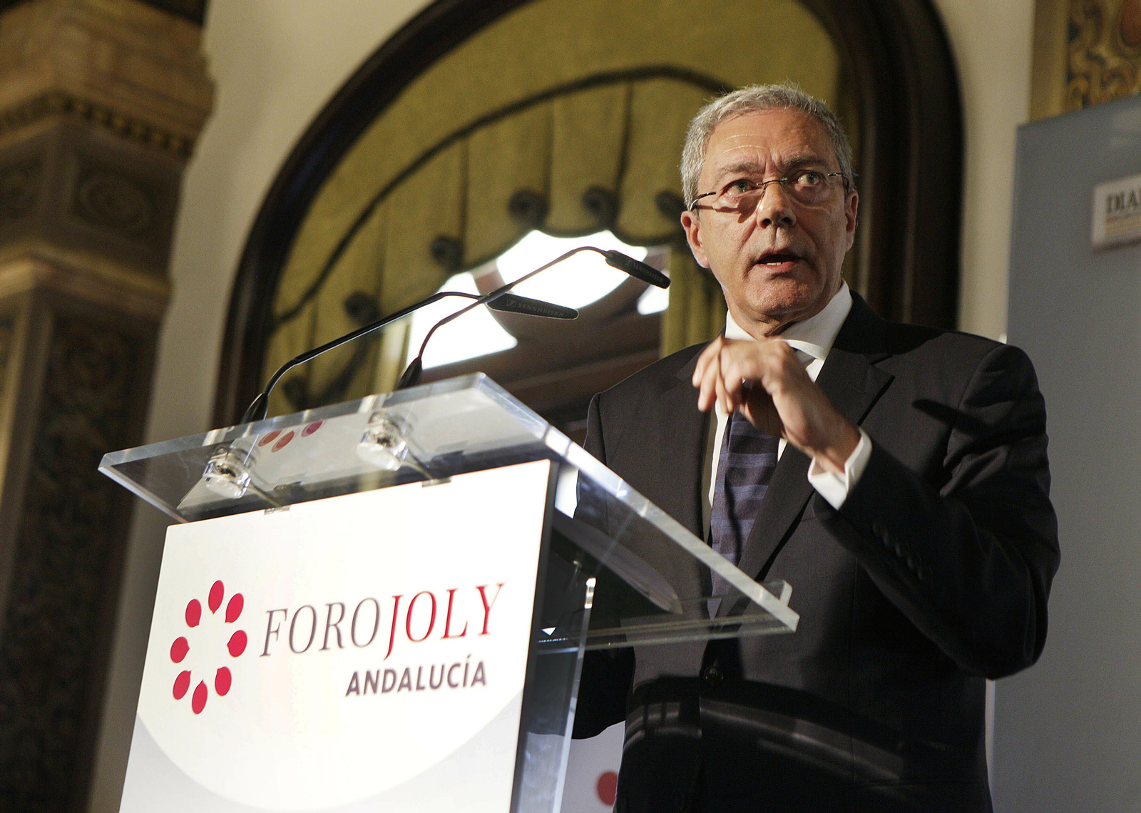 Rogelio Velasco, en la tribuna del Foro Joly.