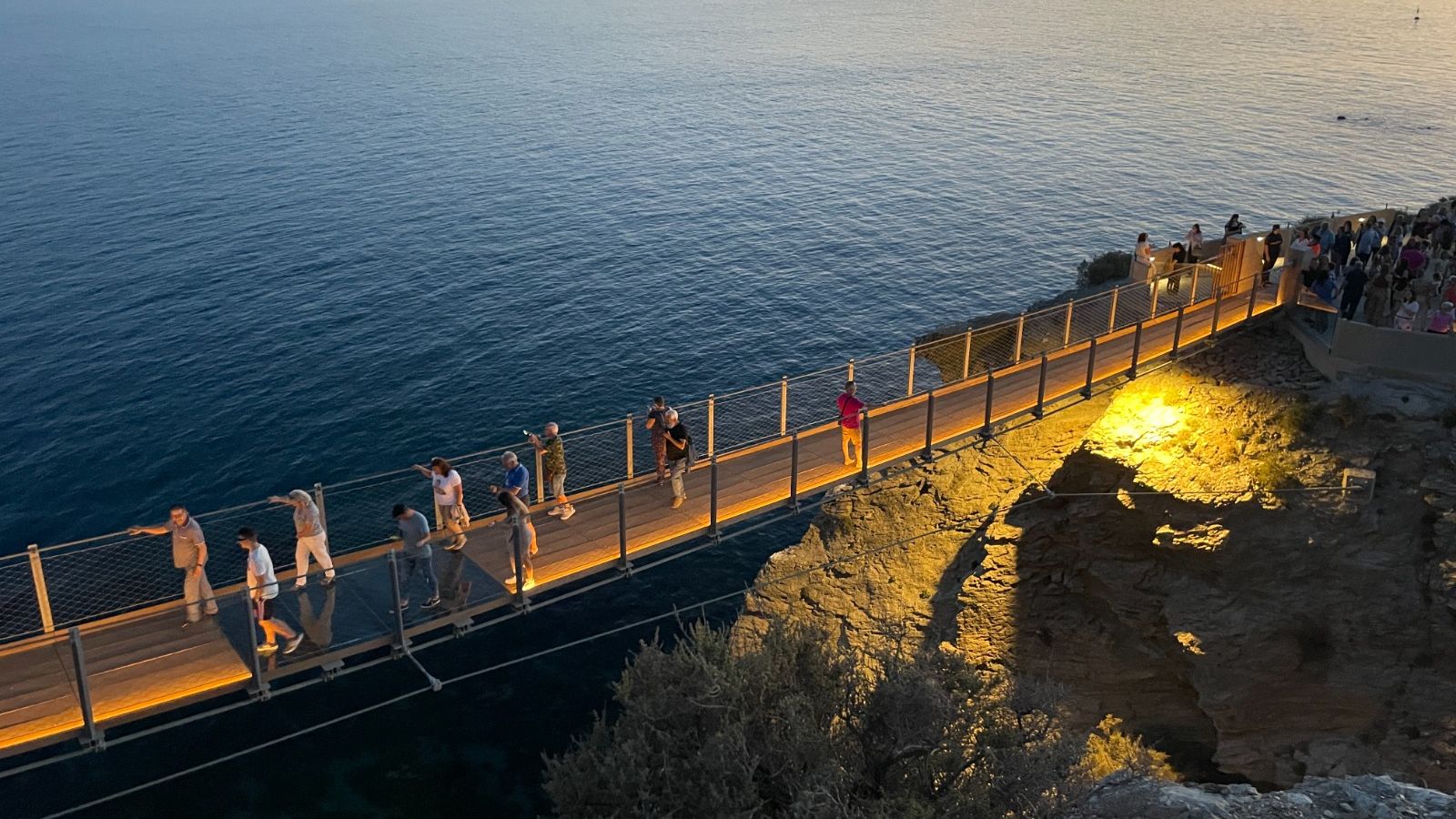 La Pasarela de Jolucar ofrece el mayor puente colgante del Mediterráneo español.