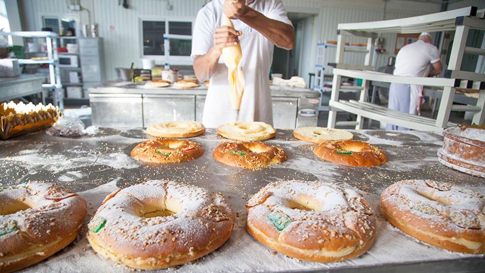 En el obrador de Okay, elaborando roscones de Reyes.