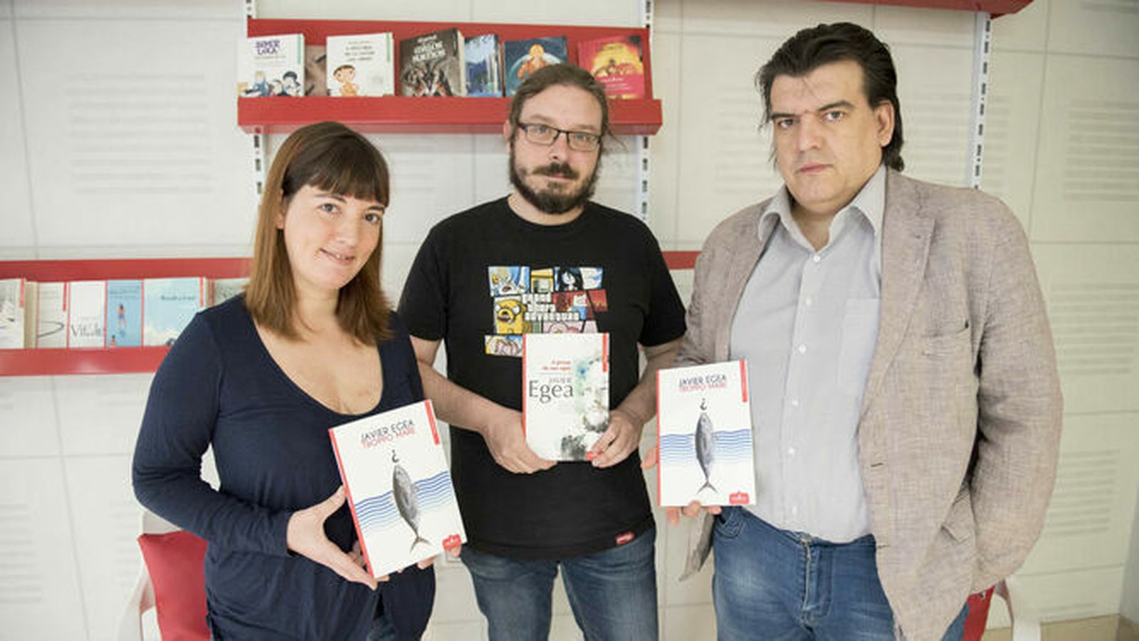 Víctor M. Gallardo, en el centro, es poeta, escritor y codirector de Esdrújula Ediciones.