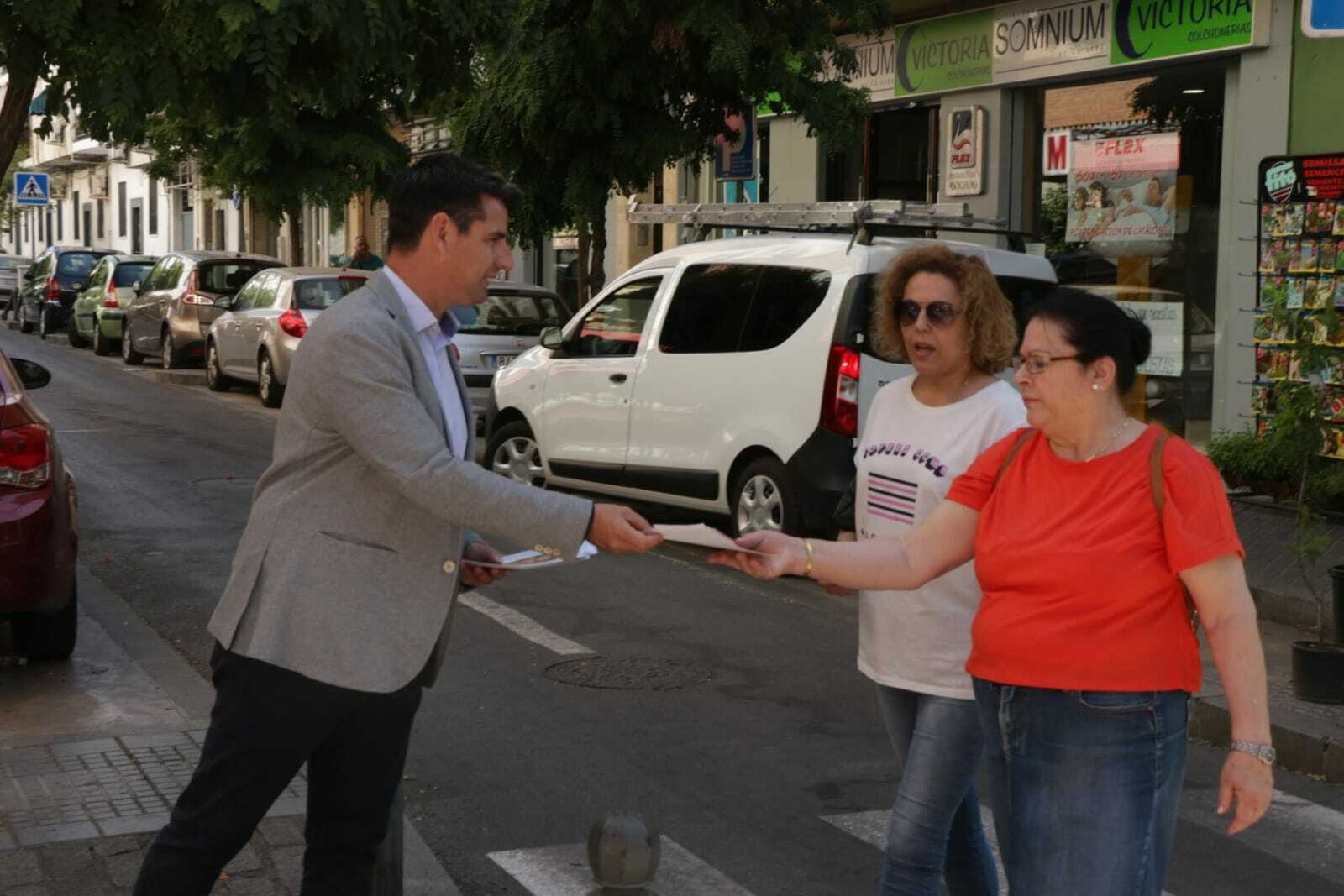 Pedro García entrega propaganda electoral de IU en la zona de Almogávares