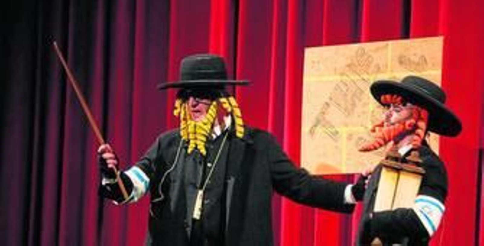 Sergio Torrecillas ofreciendo su romancero desde el escenario del Gran Teatro Falla.