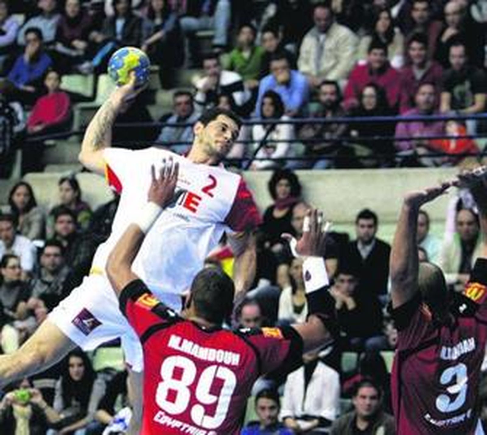 Alberto Entrerríos busca el lanzamiento.