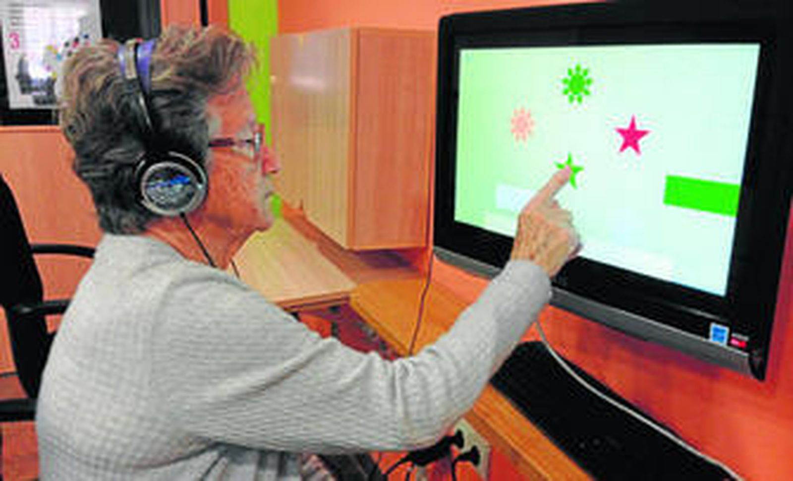 Una de las usuarios del centro Vivaldi usa el programa Gradior en su proceso contra la enfermedad.