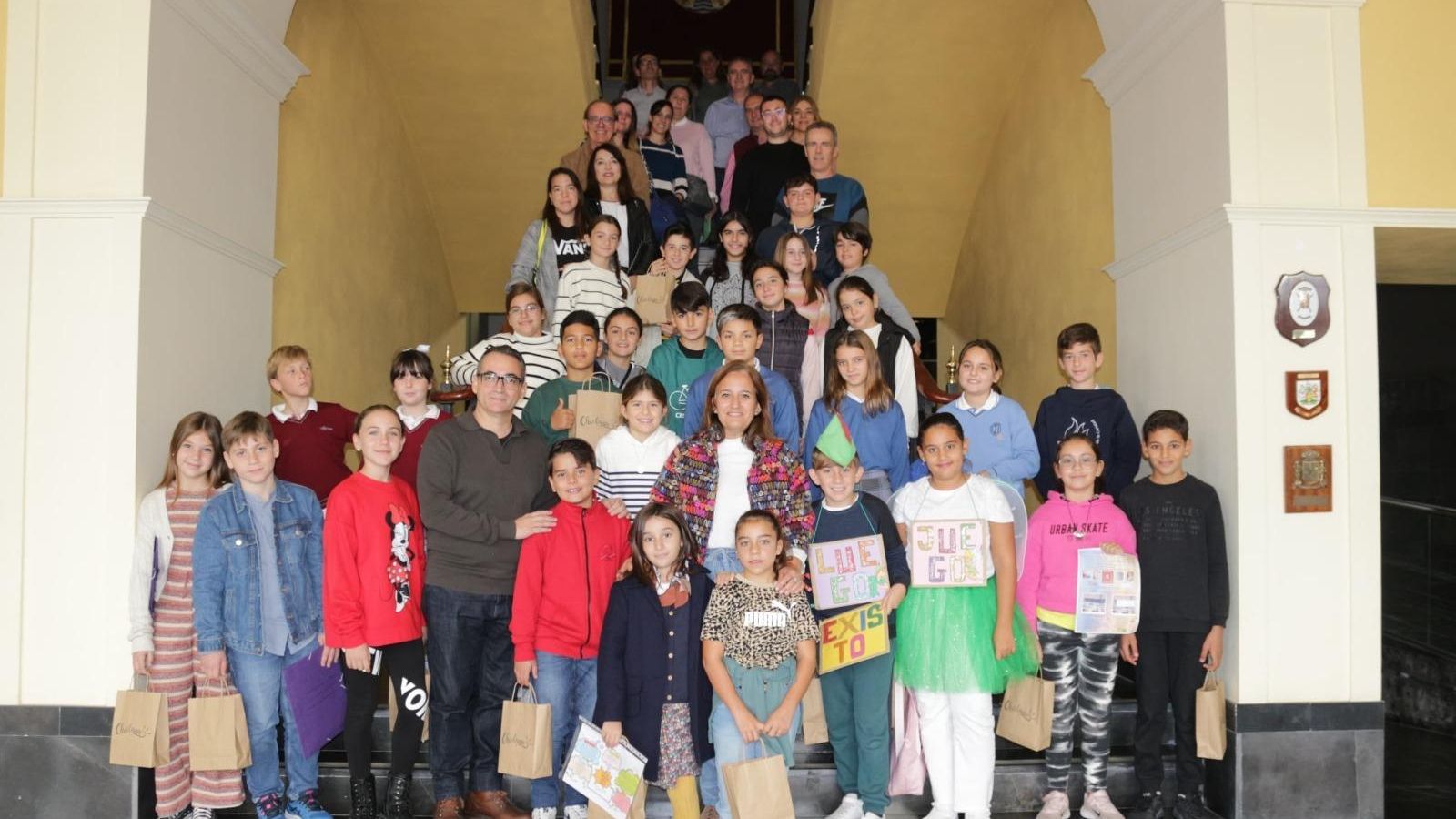 Los participantes, en la escalinata del edificio consistorial.
