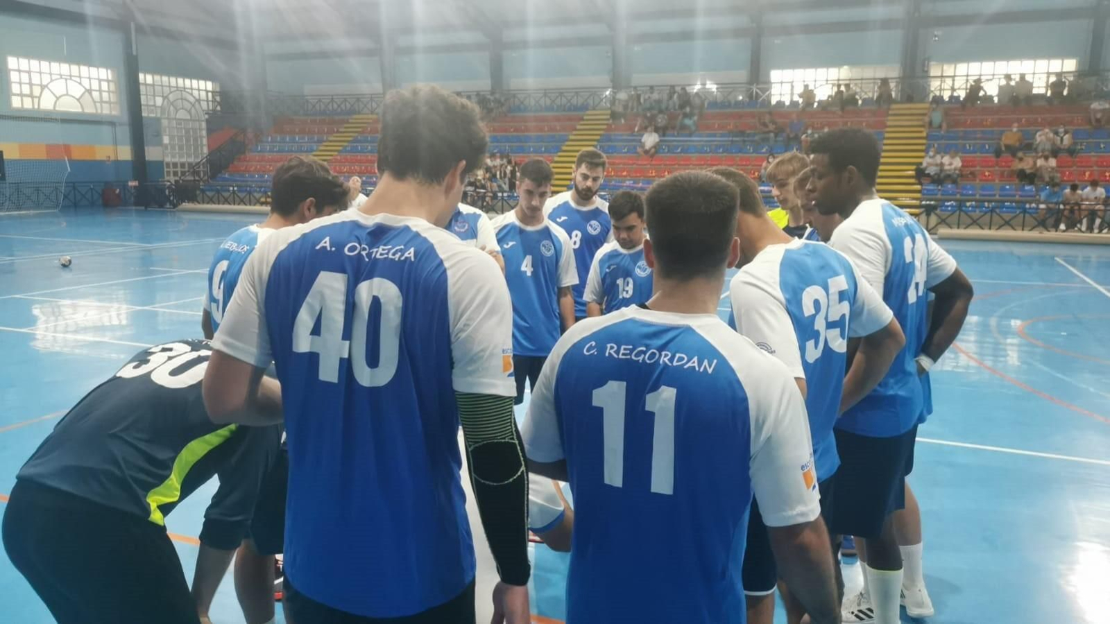 Los jugadores del BM Montequinto, durante un tiempo muerto en esta jornada inaugural.