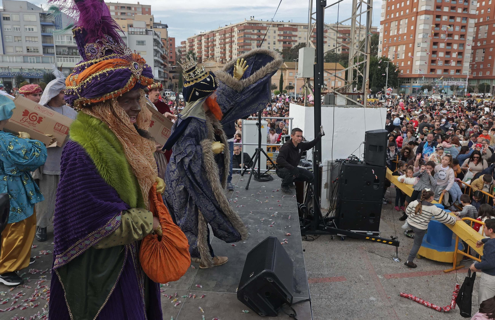 Búscate en las fotos del Arrastre de Latas 2025 en Algeciras