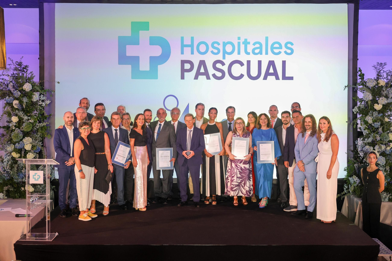 El acto finalizó con una foto de familia en cuyo centro aparece, José Manuel Pascual, propietario del Grupo Hospitales Pascual.