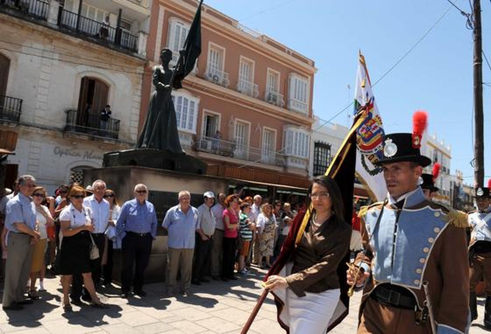 Unas 200 personas participan en el desfile de presentación del pendón de Fernando VII, recuperado para el Diez, ataviados con uniformes históricos.

Foto: Elias Pimentel
