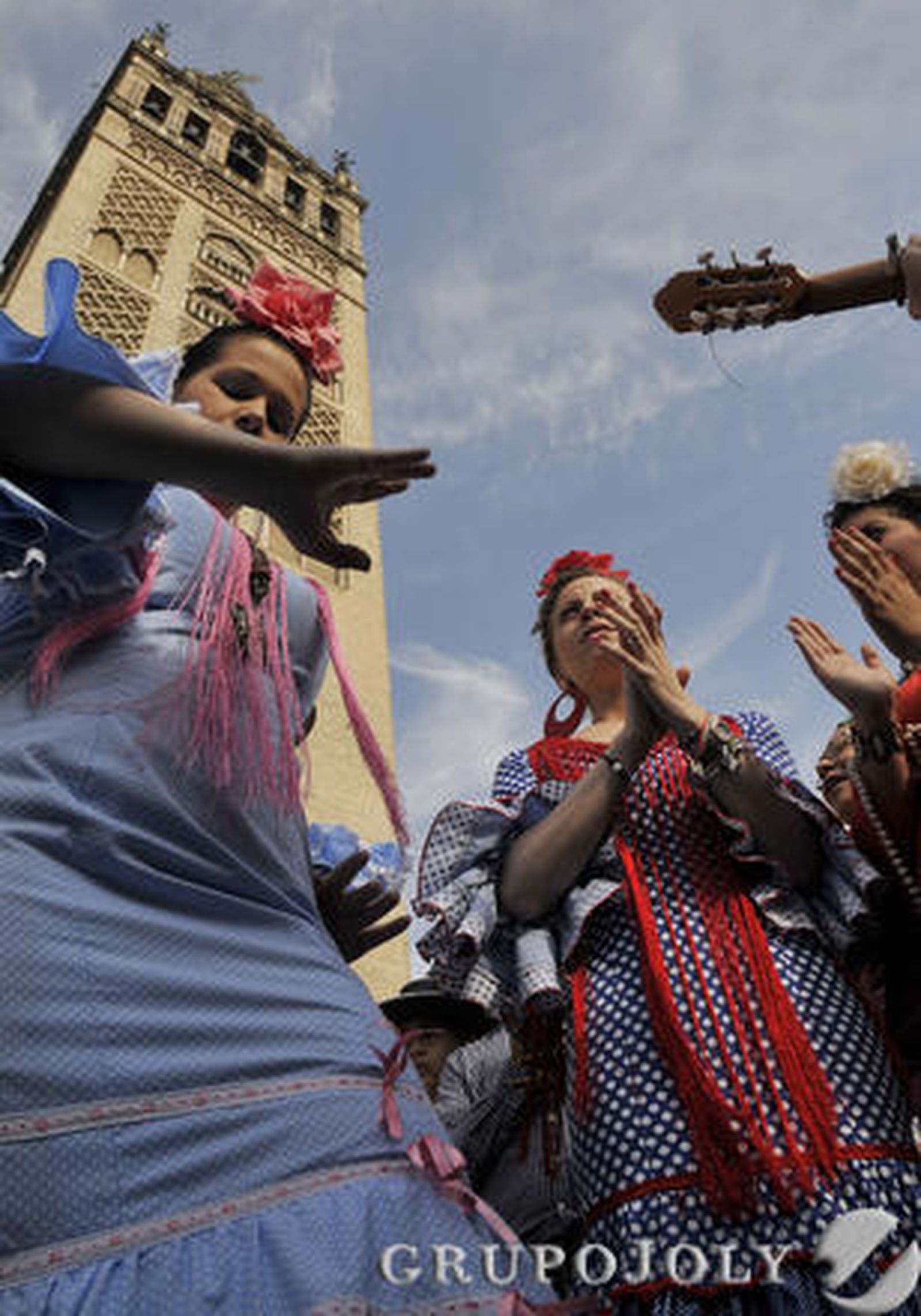 Bailes por sevillanas junto a la Giralda.

Foto: Juan Carlos Vázquez