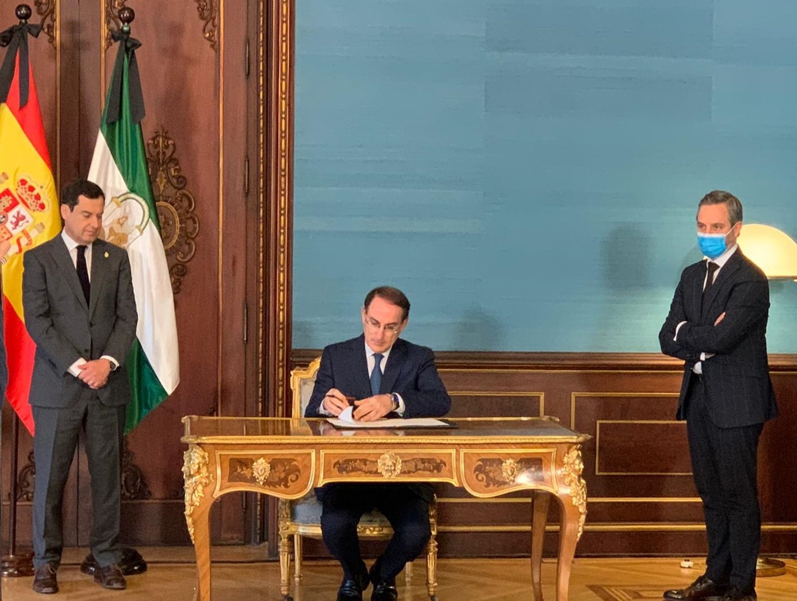 Juanma Moreno, Javier González de Lara y Juan Bravo, durante la firma del acuerdo