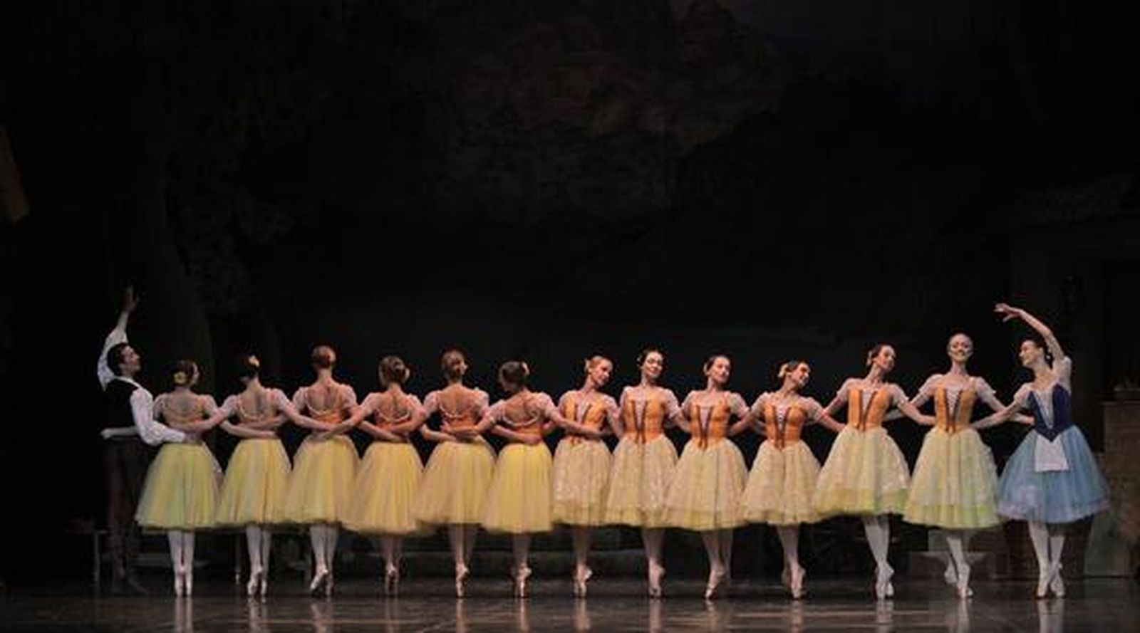Imágenes de 'Giselle' en el Teatro de la Maestranza. / Antonio Pizarro