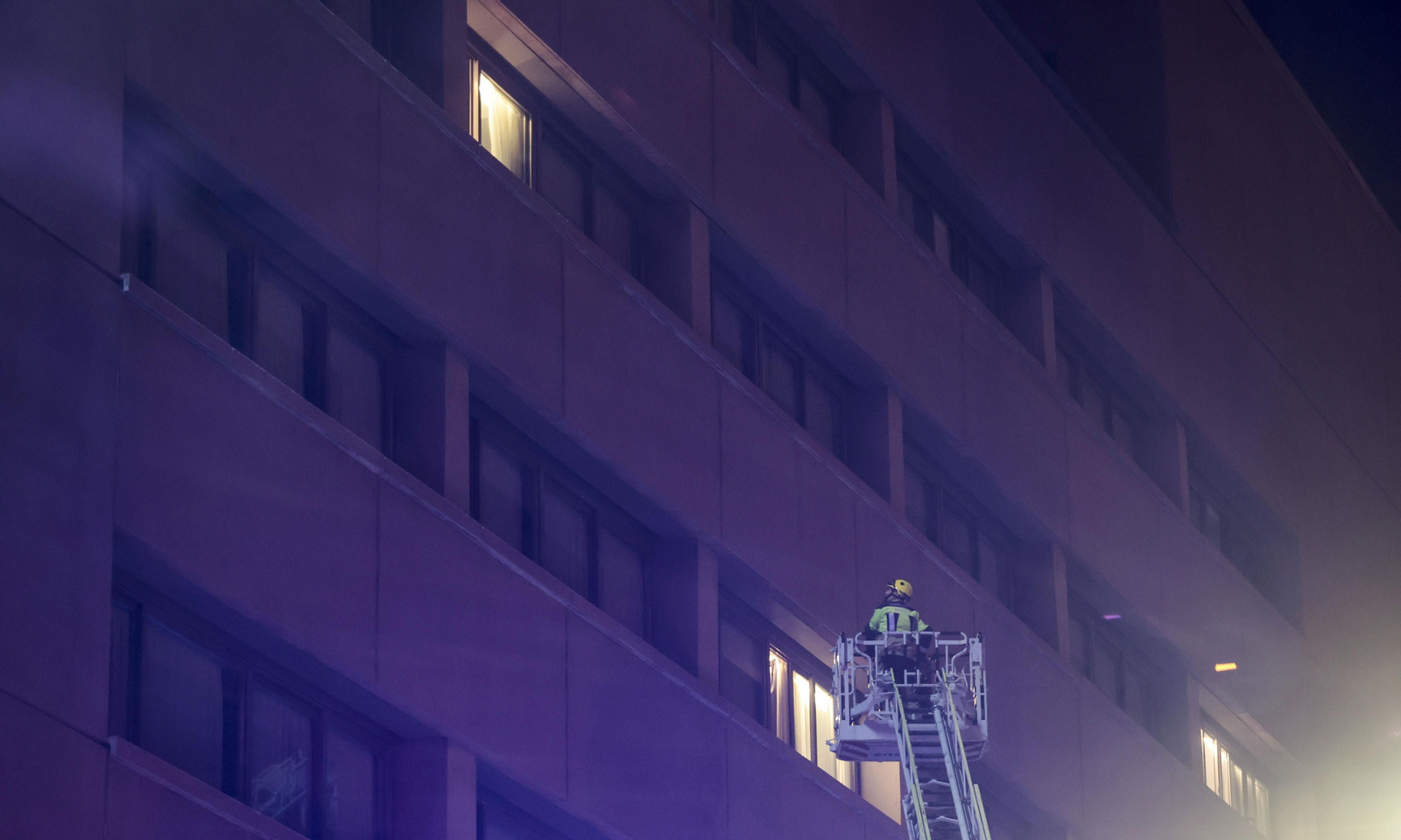 Las imágenes del incendio en el Hotel Isla de la Cartuja