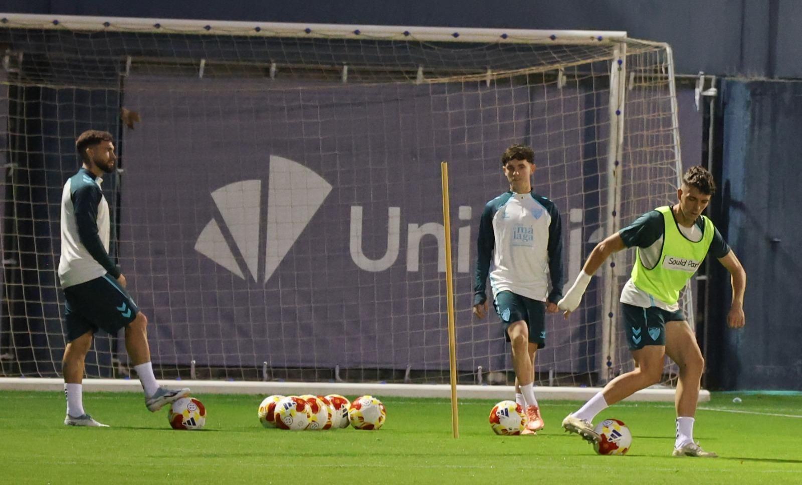 El Málaga CF prepara la cita de Copa ante el Estepona con los menos habituales apretando