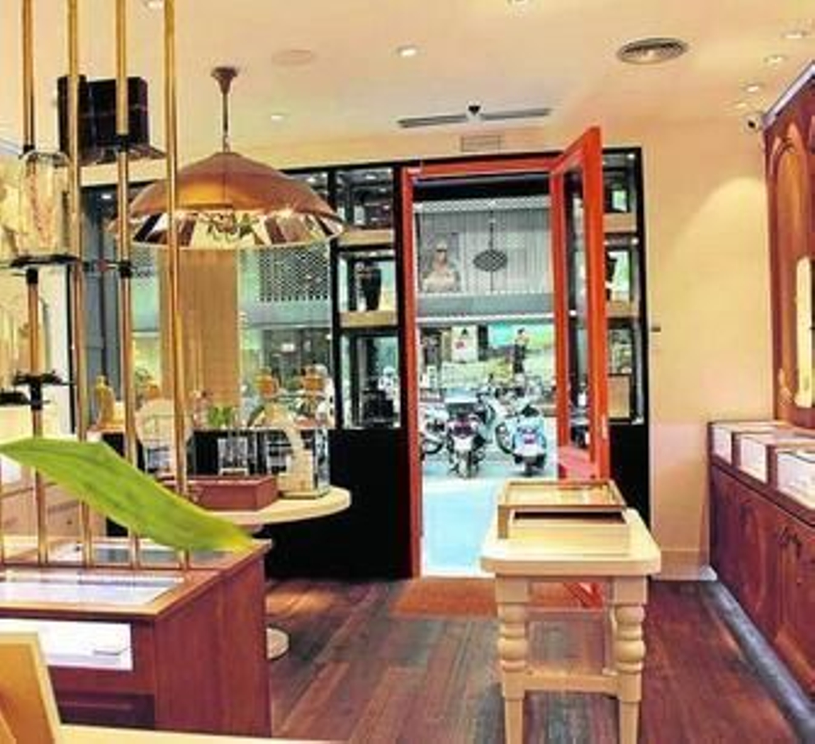 1. Las estanterías de la tienda que se inaugura esta noche en el centro de Sevilla lucen ya los últimos diseños de Aristocrazy. 2. Lázaro Rosa Violán ha diseñado las tiendas de la firma. 3. Detalle del mobiliario de la tienda, que evoca un ambiente retro y cosmopolita. 4. Fachada del establecimiento, ubicado en el 14 de la calle Rioja.